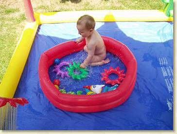 20050713-07 Spelen in het nieuwe bad 7